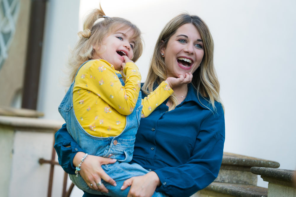 Marta insieme a sua figlia Clara che affronta la mucopolisaccaridosi di tipo 3b o sindrome di Sanfilippo