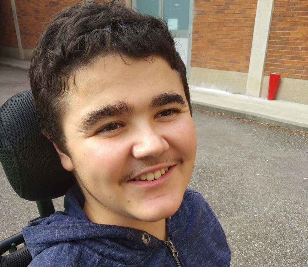 Alberto, un ragazzo che affronta la distrofia muscolare di Duchenne